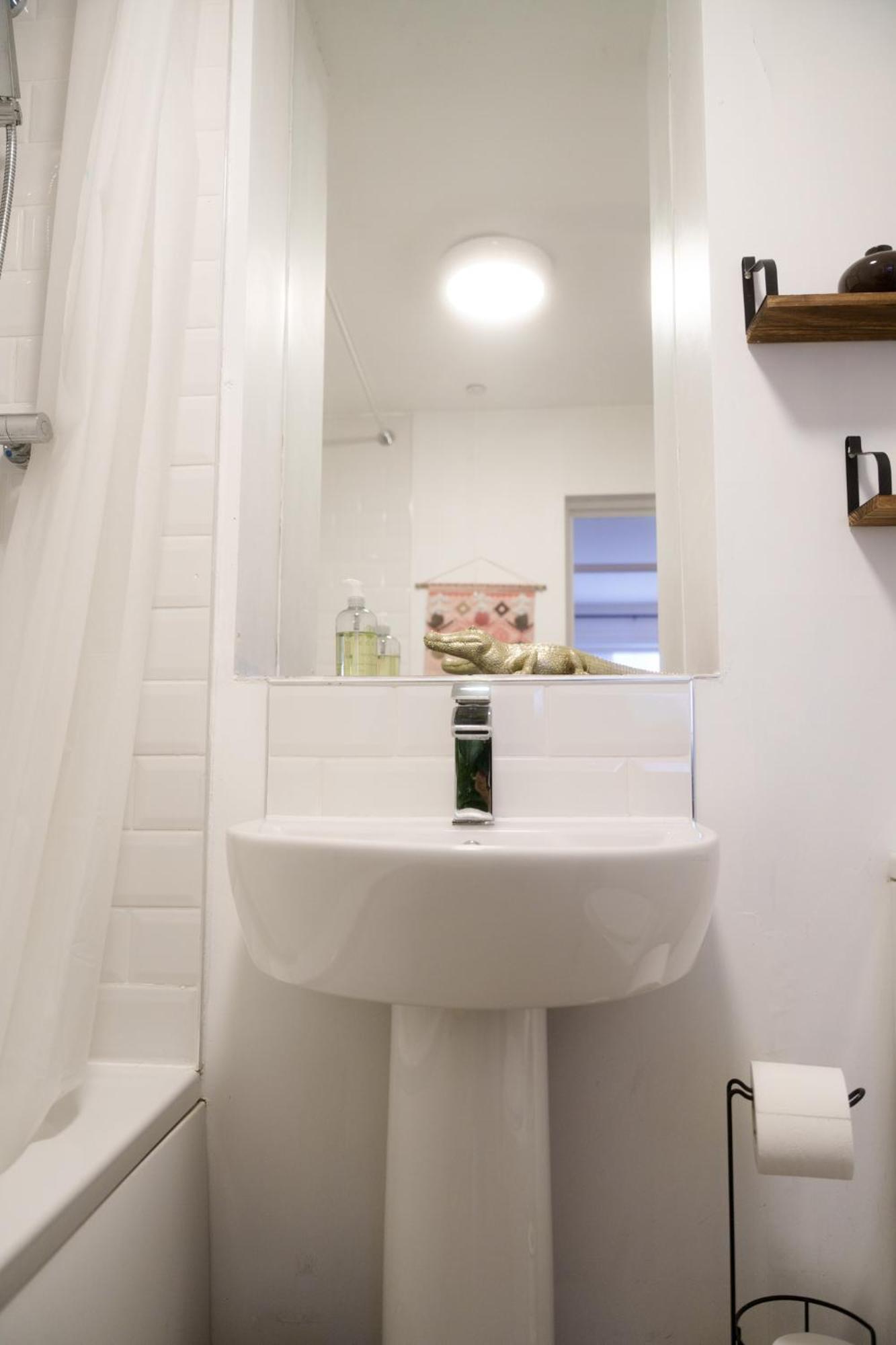 Modern & Stylish 1 Bedroom Flat In Apartamento